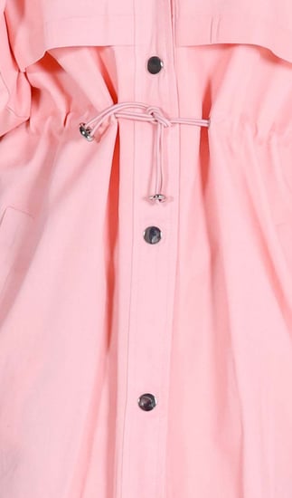 جاكيت بغطاء رأس بلون أبيض بحزام خصر وأزرار كبس