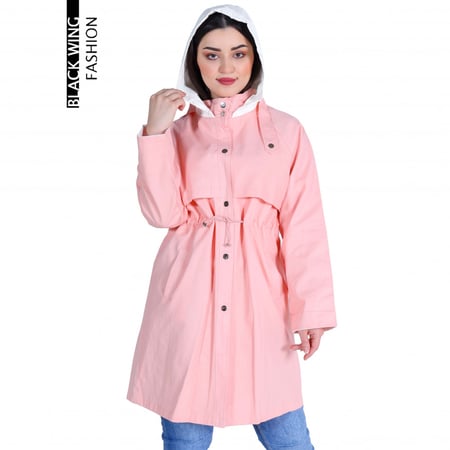 جاكيت بغطاء رأس بلون أبيض بحزام خصر وأزرار كبس