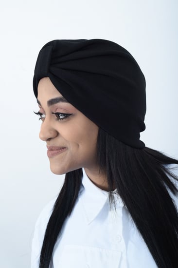 توربان بعقدة من قماش القطن المعرق من بلاك وينج إطلالة تفيض بالأناقة