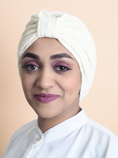 توربان بعقدة من قماش القطن المعرق من بلاك وينج إطلالة تفيض بالأناقة