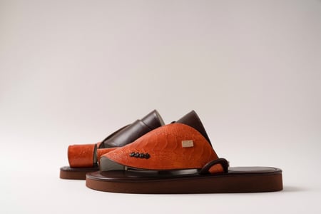 حذاء من جلد ساق النعام الجملي وجلد الماعز البني