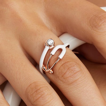 خاتم بشكل سماعة طبية