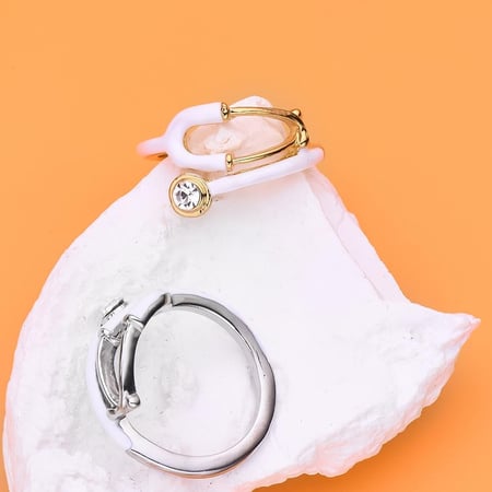 خاتم بشكل سماعة طبية