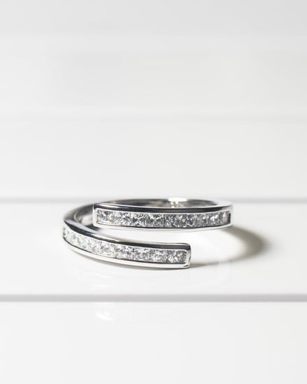 خاتم نسائي بتصميم كلاسيك بلون فضي