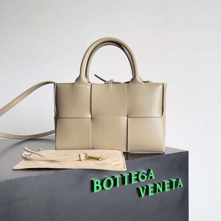 بوتيقا Arco Tote مقاس 25cm