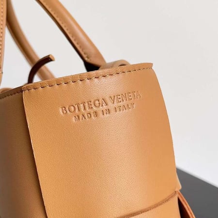 بوتيقا Arco Tote مقاس 25cm