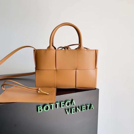 بوتيقا Arco Tote مقاس 25cm
