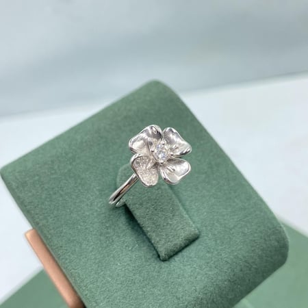 خاتم الماس بلمسه عصريه بوزن 0.17 قيراط