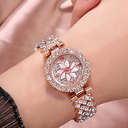 ساعة دائرية منقوش بها ورده مرصعة بالكرستال