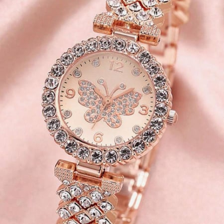 ساعة دائرية منقوش بها فراشة مرصعة بالكرستال