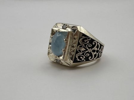 خاتم اكوامارين مرصع بـ ٨ الماسات