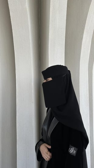 عباية شتوية مخمل مع جلد مع طرحة  ونقاب   — باللون الاسود