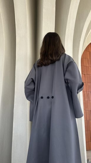 عباية بقماش لمار باللون الرمادي - مع طرحة