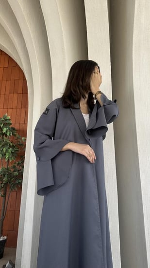 عباية بقماش لمار باللون الرمادي - مع طرحة