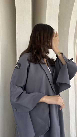 عباية بقماش لمار باللون الرمادي - مع طرحة