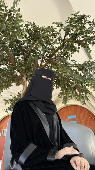 عباية شتوية مخمل مع جلد مع طرحة  ونقاب   — باللون الاسود