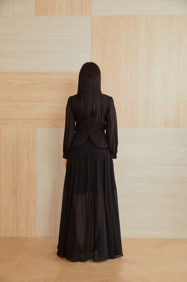 فستان أسود راقي بأكمام شيفون