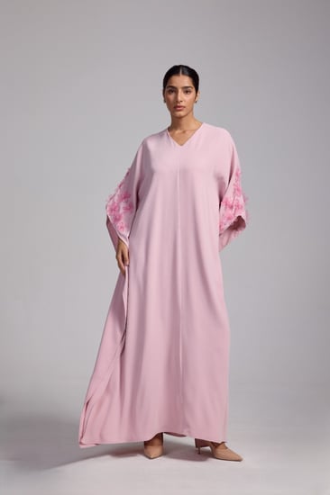 جلابية وردي مطرزة