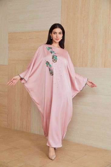 جلابية كريب وردية مطرزة