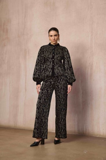 بلوزة جاكار مطرزة