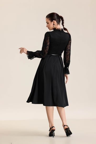 فستان اسود ميدي الصدر دانتيل