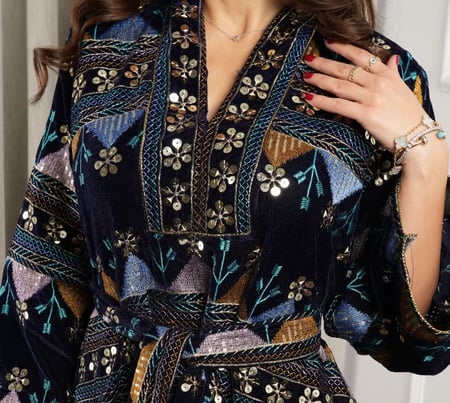 جلابية مخمل فضفاضة فخمة مزينة بنقوش بالطابع التراثي