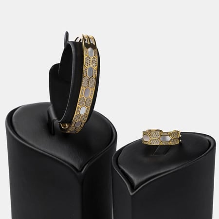 طقم اسورة و خاتم باللون الذهبي