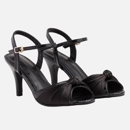 طقم كاجوال باللون الأسود