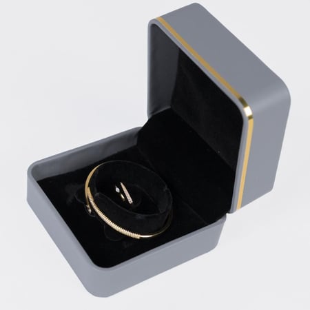 طقم اسورة و خاتم باللون الذهبي