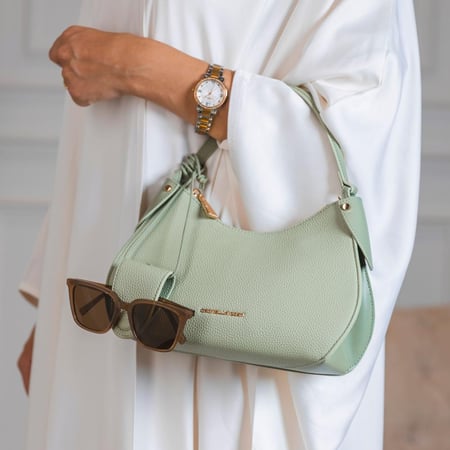 شنطة نسائية كاجوال باللون الأخضر من كارتيلا روزا بتصميم كاجوال عصري