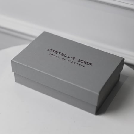 محفظة نسائية بألوان مختلفة