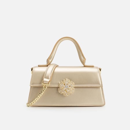 شنطة سهرة بألوان مختلفة من كارتيلا روزا للسعوديات