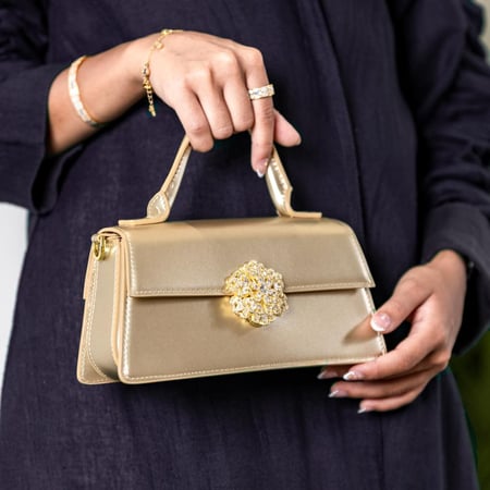 شنطة سهرة بألوان مختلفة من كارتيلا روزا للسعوديات