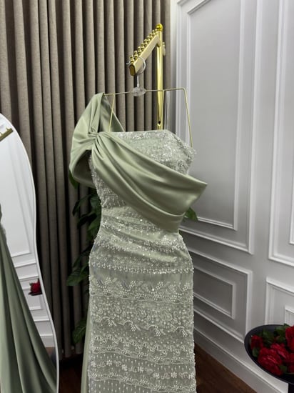 فستان سهرة زيتوني فاتح فاخر .