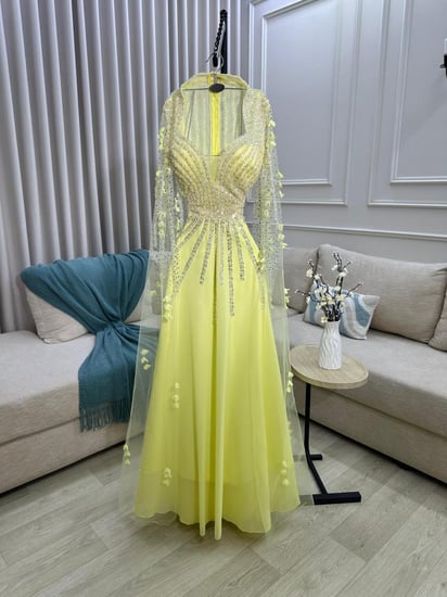 فستان سهرة أصفر فخم بتطريز لامع مع كاب شفاف