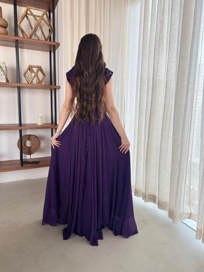 فستان البنفسج الملكي بتفاصيل الوردة الثلاثية والتصميم الشفاف العصري