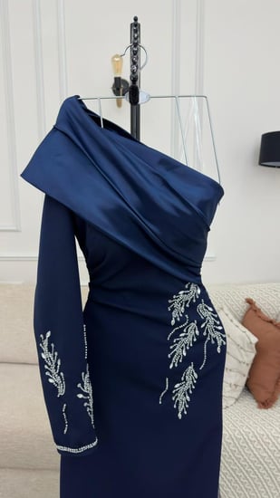 فستان سهرة لونين بكتف مكشوف وتطريز فاخر .