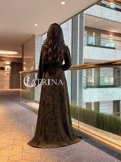 فستان سهرة أخضر زيتوني بنقشة مخملية مع حزام مرصع