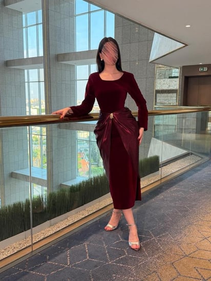 فستان سهرة جوخ بلون نبيذي فاخر بتصميم أنيق وراقي