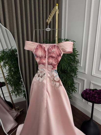 فستان سهرة وردي باودر أوف شولدر بتطريز زهري فاخر