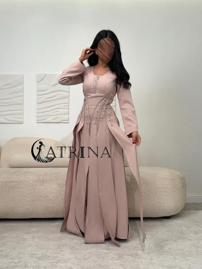 فستان سهرة أنيق بتطريز كريستالي وقصّة ملكية