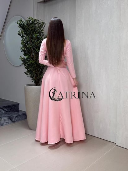 فستان سهرة طويل بلون وردي بتطريز فاخر على الصدر