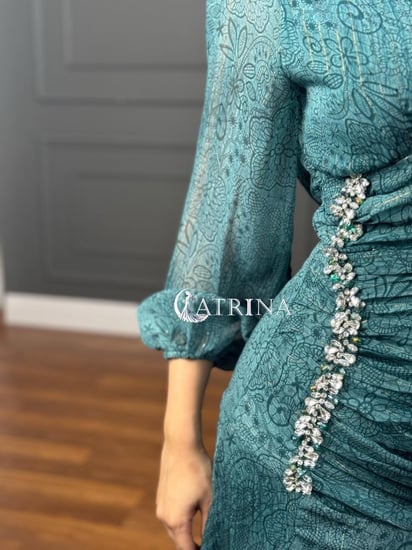 فستان مشجر طويل مزين بكرستال لونين .