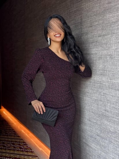 فستان سهرة طويل بلون عنابي غامق بقصة أنيقة