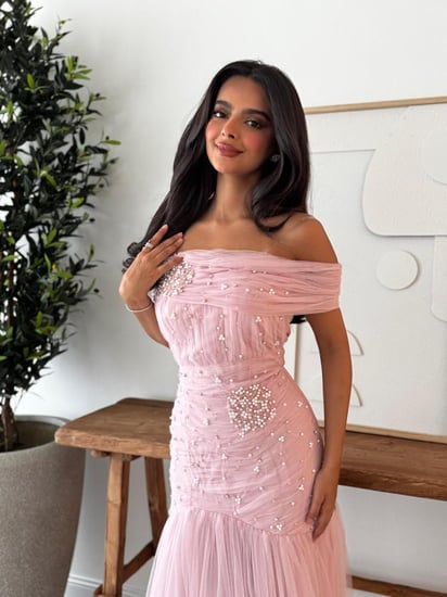 فستان سهرة ناعم بتفاصيل لؤلؤية أنثوية لونين