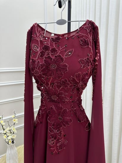 فستان سهرة طويل بلون عنابي فخم