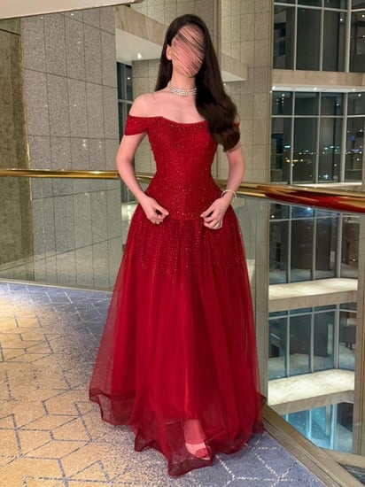 فستان سهرة فاخر باللون الأحمر الجوري العميق