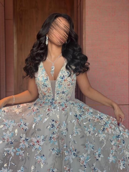 فستان سهرة ناعم أنوثة مزهرة بتطريز لامع