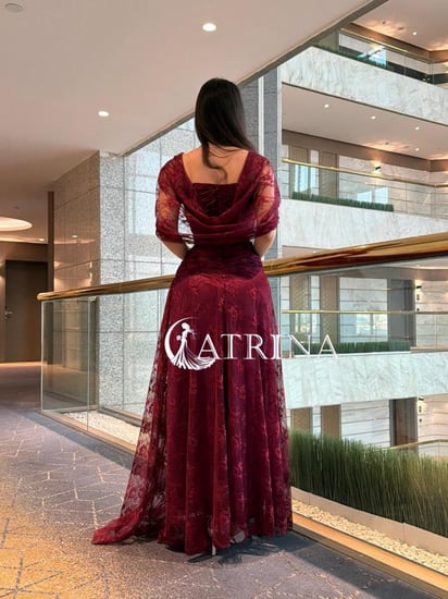 فستان نبيذي دانتيل كلاسيك بتفاصيل درابية