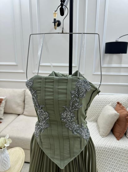 فستان سهرة زيتي توب يجنن .